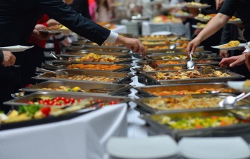 Чому шведський стіл називається саме так: існує кілька версій