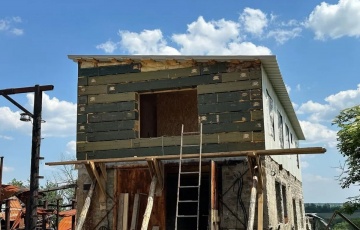A house made of boxes from Hradiv: a farmer in Kharkiv region rebuilds a house destroyed by the enemy